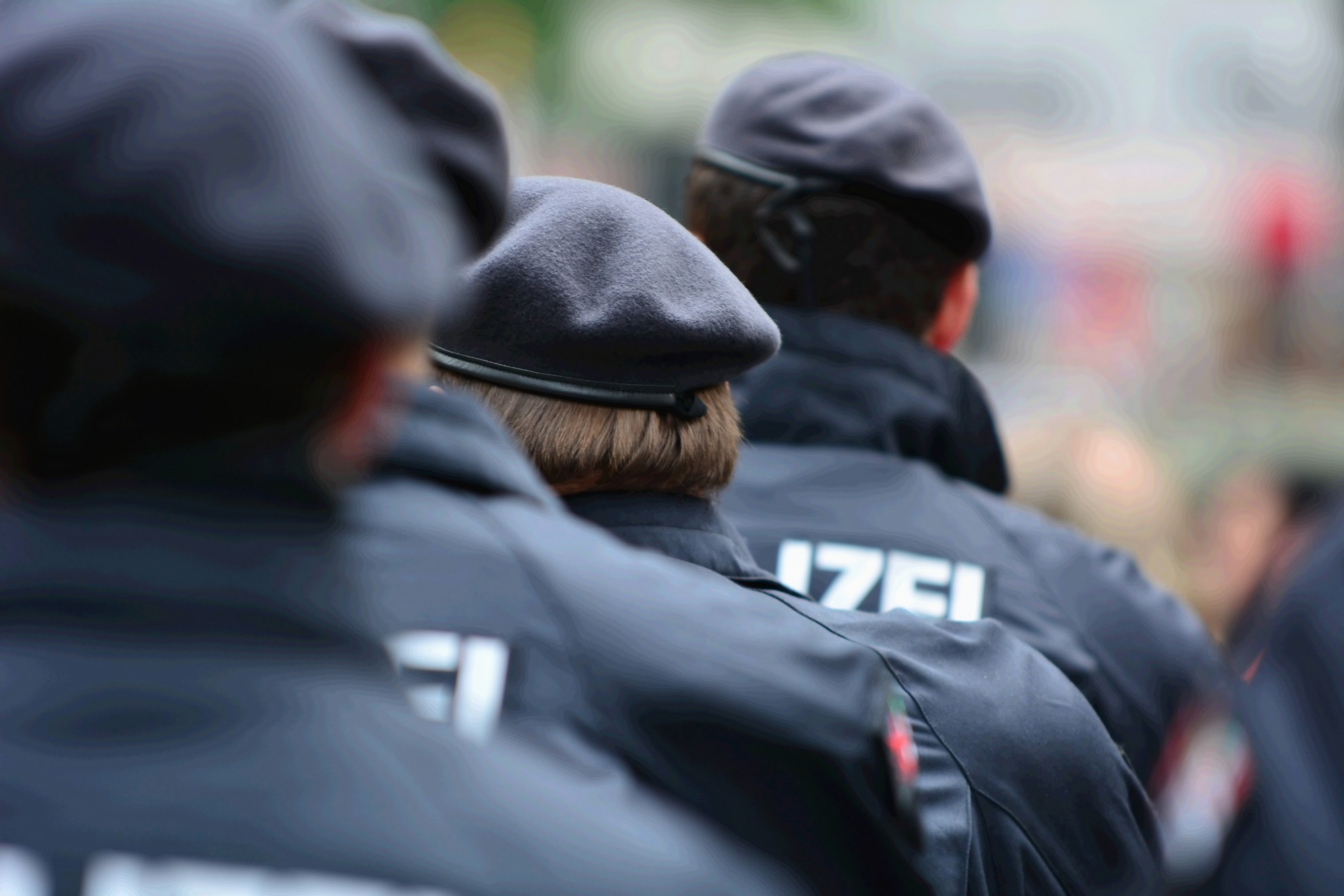 Deutsche Polizisten in Uniform von hinten