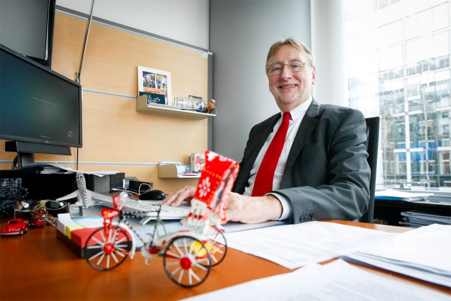 Bernd Lange im Büro