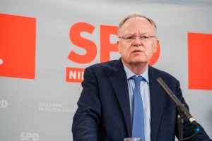 Stephan Weil bei der Pressekonferenz