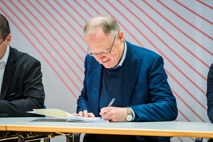 Stephan Weil bei der Unterzeichnung des Koalitionsvertrags.