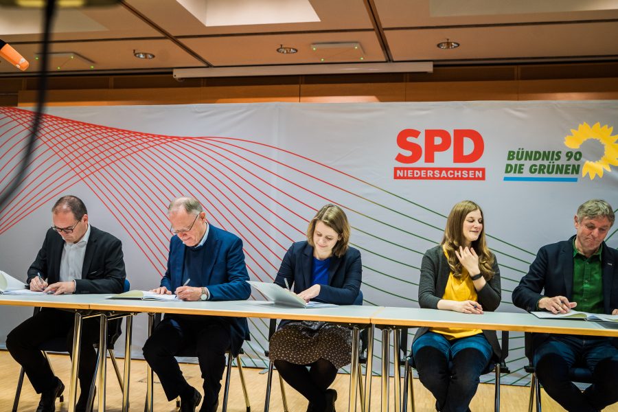 Grant Hendrik Tonne, Stephan Weil, Julia Willie Hamburg, Anne Kura und Hanso Janßen bei der Unterzeichnung
