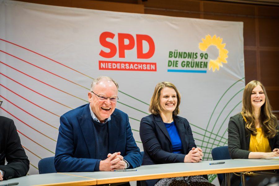 Stephan Weil und Julia Willie Hamburg bei der Unterzeichnung des Koalitionsvertrags